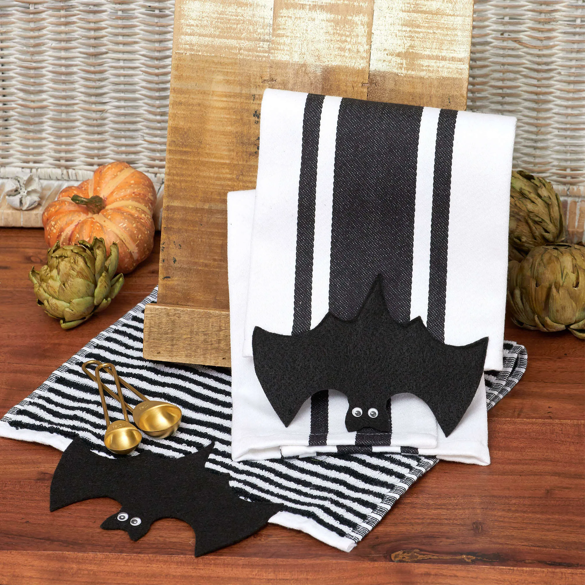 Coats & Clark Appliqué Hangin' Around Bat Towel